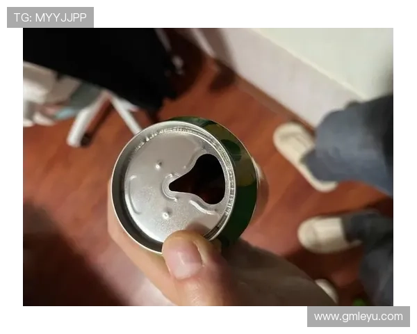 王昶家的冰箱里塞满了能量饮料，训练完直接拿瓶当水喝